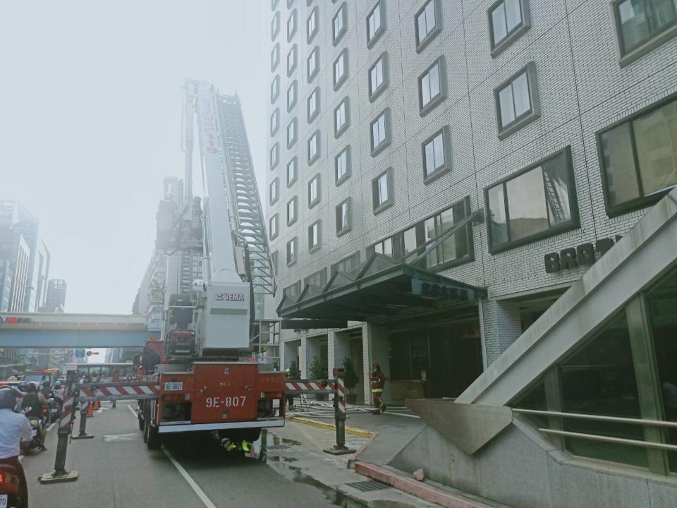 兄弟大飯店傳出火警，大批員工緊急疏散。（圖／東森新聞）
