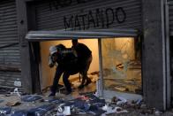 Una tienda es saqueada durante una protesta contra el gobierno de Chile en Concepción, Chile.