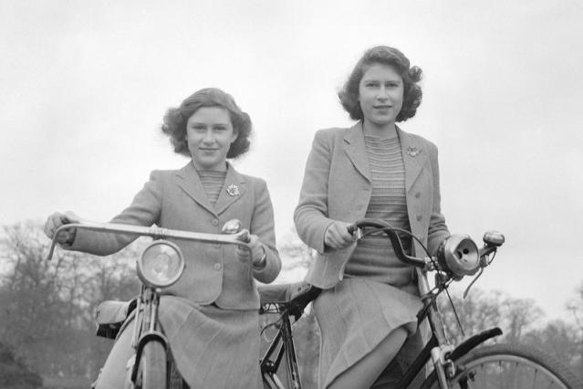 31 Photos of Queen Elizabeth and Princess Margaret Being PYTs