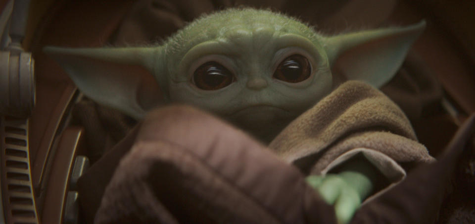 En esta imagen sin fecha proporcionada por Disney Plus, el bebé Yoda en una escena de la serie "The Mandalorian". (Disney Plus vía AP)