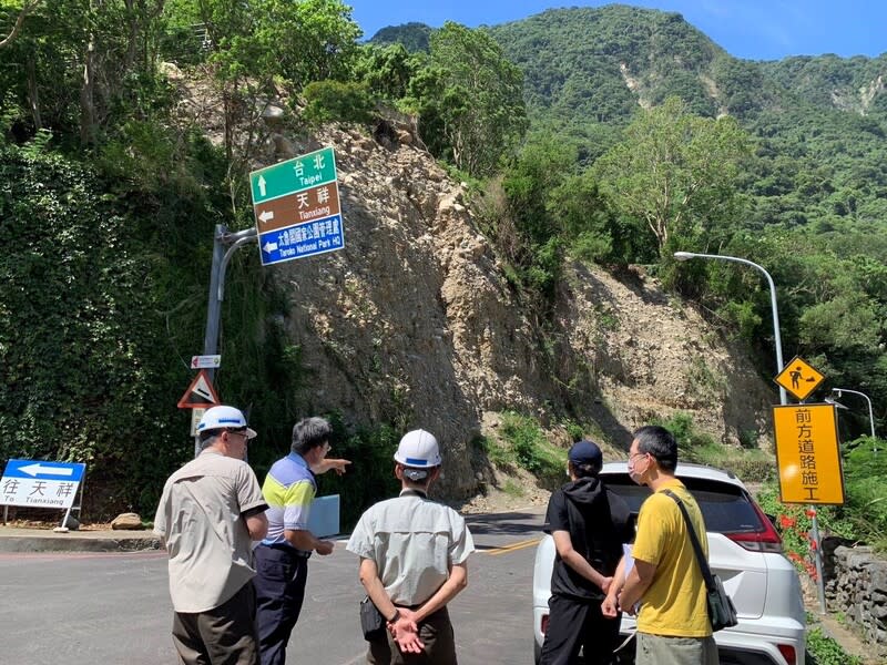 太魯閣新花2線公路邊坡先前崩塌情形 鄰近太魯閣國家公園遊客中心下方的新花2線公路在 0403強震後出現寬約150公尺、高約25公尺的邊坡崩 塌，現場大片土石裸露，秀林鄉公所已提報災修工 程。 （太魯閣國家公園管理處提供） 中央社記者張祈傳真  113年10月11日 