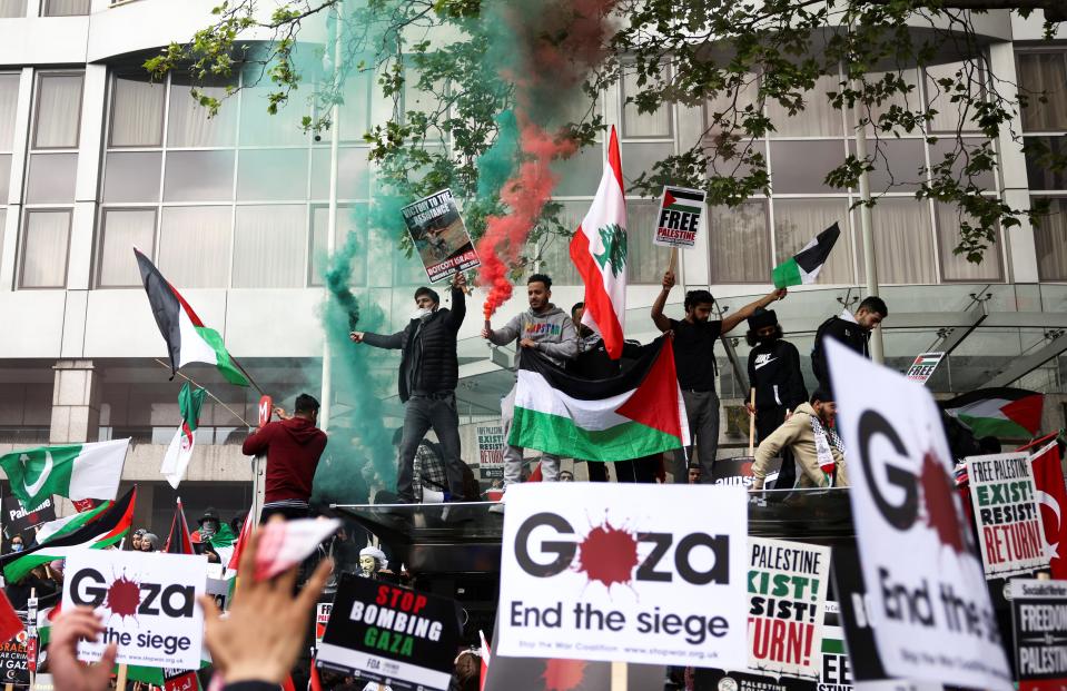 Manifestantes pro palestinos asisten a una protesta tras un estallido de violencia israelí-palestina, en Londres (REUTERS)