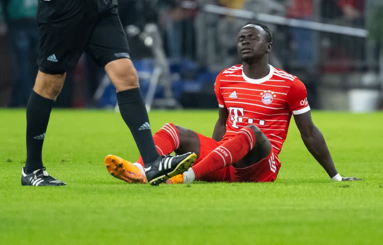 El momento exacto de la lesión de Sadio Mané; pese a las informaciones que daban cuenta de la gravedad del percance en el peroné, el futbolista de Bayern es uno de los 26 incluidos en la lista de Senegal