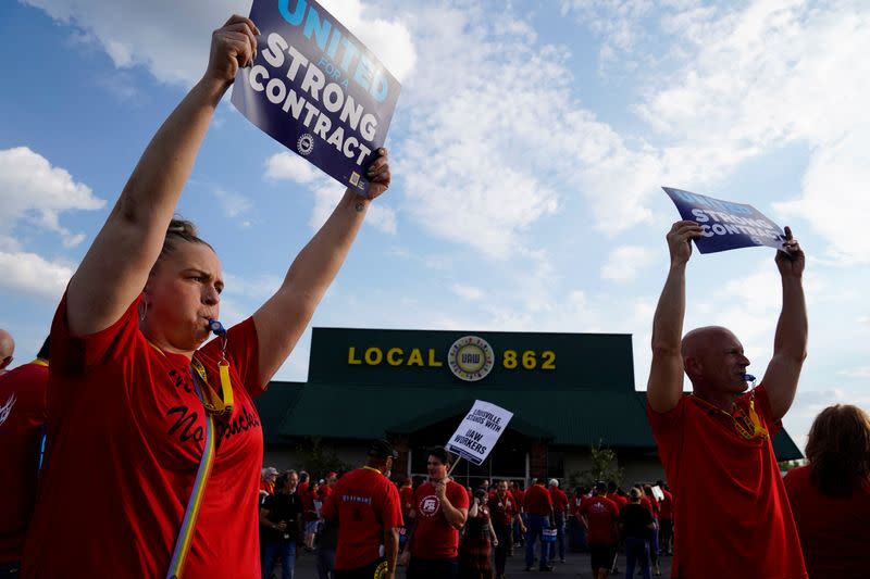 UAW rally to support striking workers