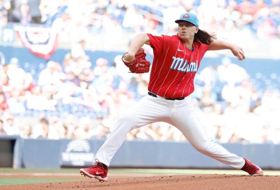 El abridor de los Marlins Ryan Weathers lanzó cuatro entradas y permitió tres carreras y siete hits a la tanda de los Piratas de Pittsburgh, en el partido celebrado el 30 de marzo de 2024 en Miami. Rhona Wise-USA TODAY Sports