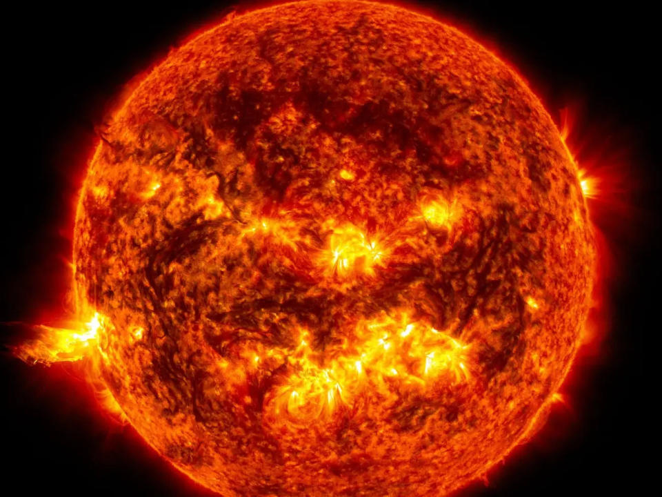 Diese Aufnahme vom Juni 2013 zeigt das helle Licht einer Sonneneruption links von der Sonne. - Copyright: NASA/SDO
