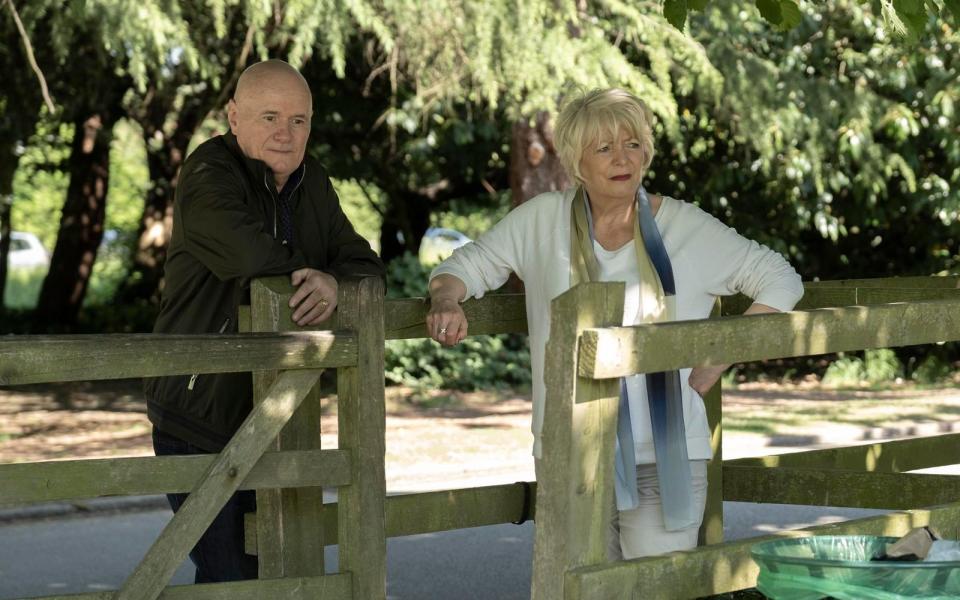 Die Senioren Dave (Dave Johns) und Fern (Alison Steadman) geraten in einen großen Streit, als sie sich erstmals beim Gassigehen begegnen. Doch mit der Zeit wird daraus eine zarte kleine Romanze. (Bild: Weltkino/Nick Wall)