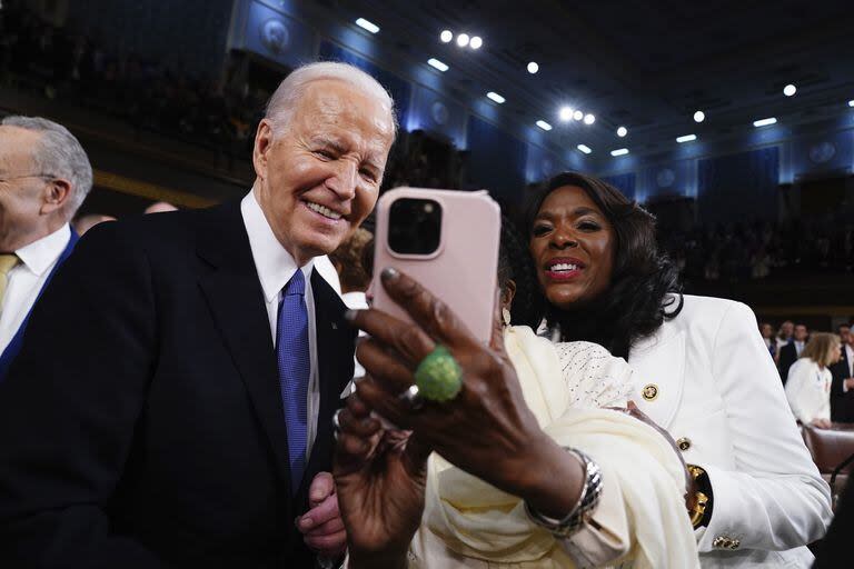 El presidente Joe Biden se toma una fotografía antes de pronunciar el discurso sobre el Estado de la Unión 