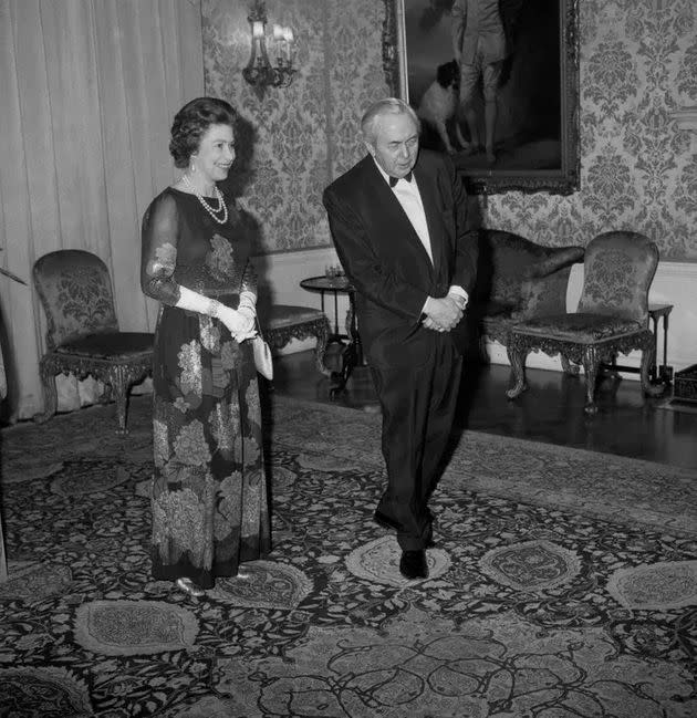 La reina en el 10 de Downing Street en la cena de despedida del primer ministro saliente Harold Wilson. (Photo: getty)