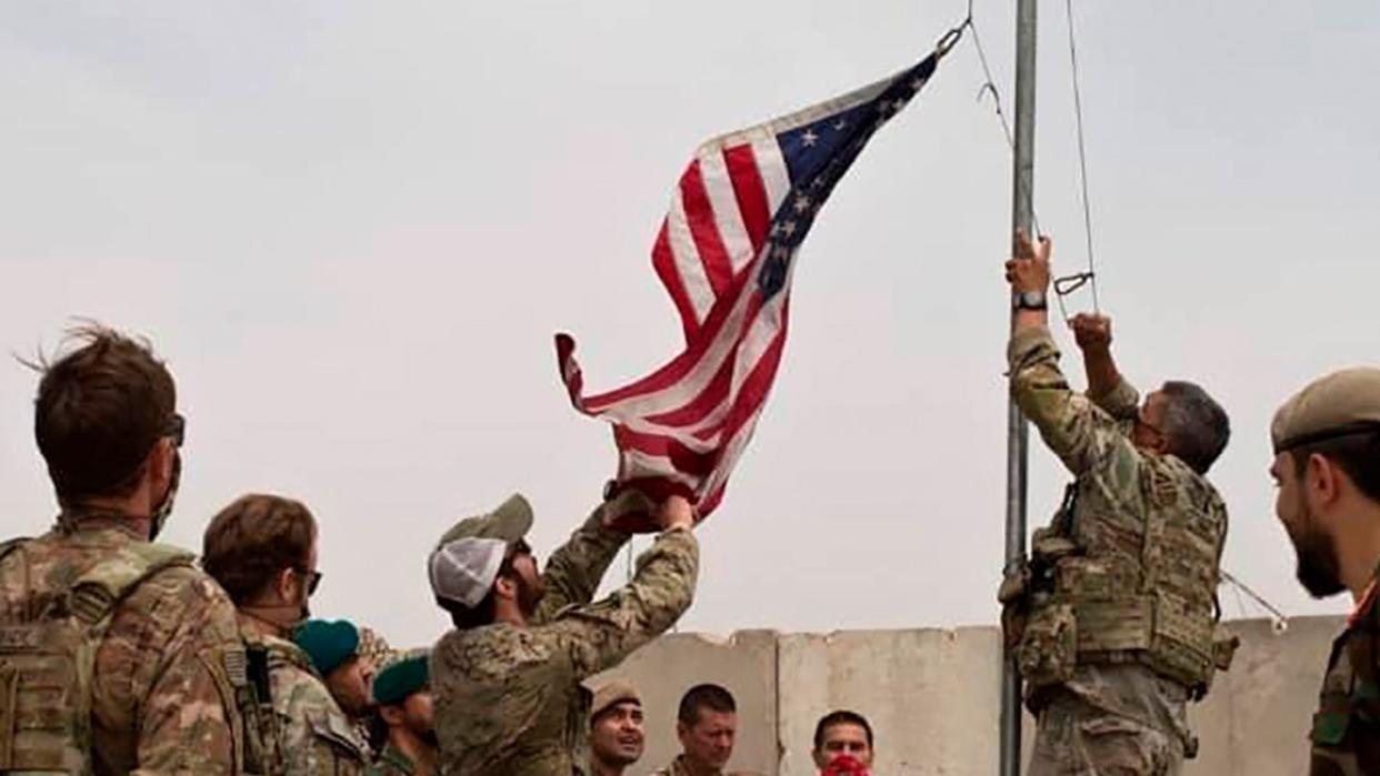 Bei einer Übergabezeremonie von der US-Armee an die afghanische Nationalarmee im Camp Anthonic wird eine US-Flagge vom Mast heruntergelassen.