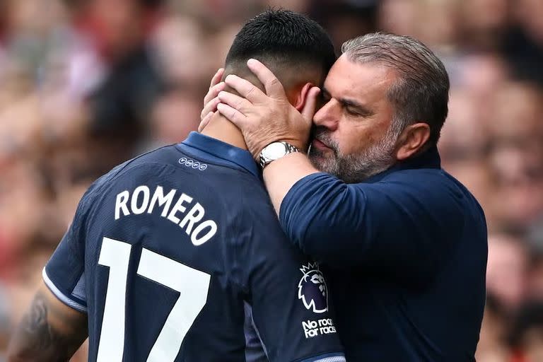 Cristian Romero recibe del entrenador Agenlos Postecoglou un saludo que es un reconocimiento a su rendimiento en Tottenham Hotspur, inesperado líder de la poderosa Premier League.