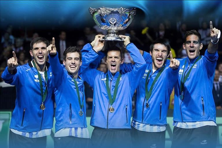 Guido Pella, el segundo desde la izquierda, celebrando la Copa Davis con Federico Delbonis, el capitán Daniel Orsanic, Leonardo Mayer y Juan Martín del Potro; el zurdo se va del tenis a los 33 años.