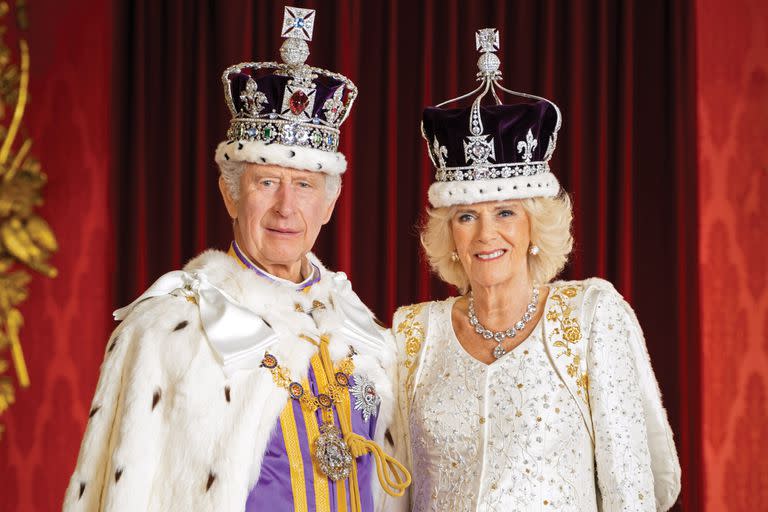 El retrato oficial del rey Carlos III y la reina Camilla 