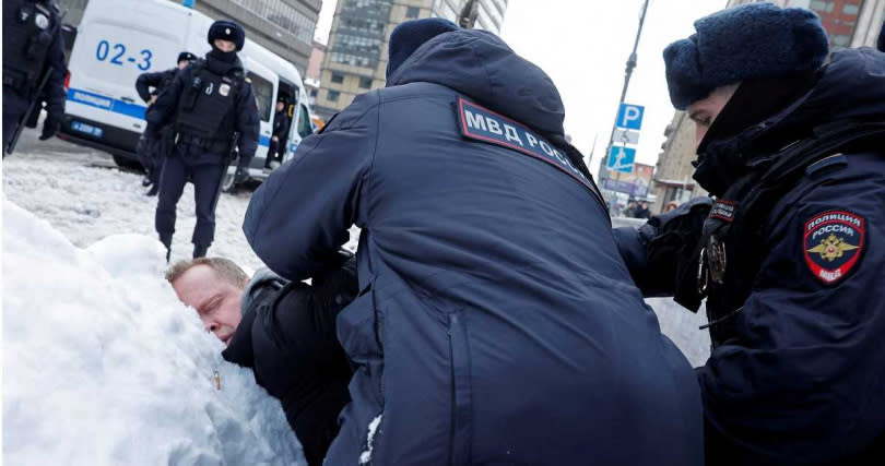 在俄羅斯境內的民眾上街頭抗議納瓦尼死於獄中，被軍警強制驅離。（圖／達志／路透社）