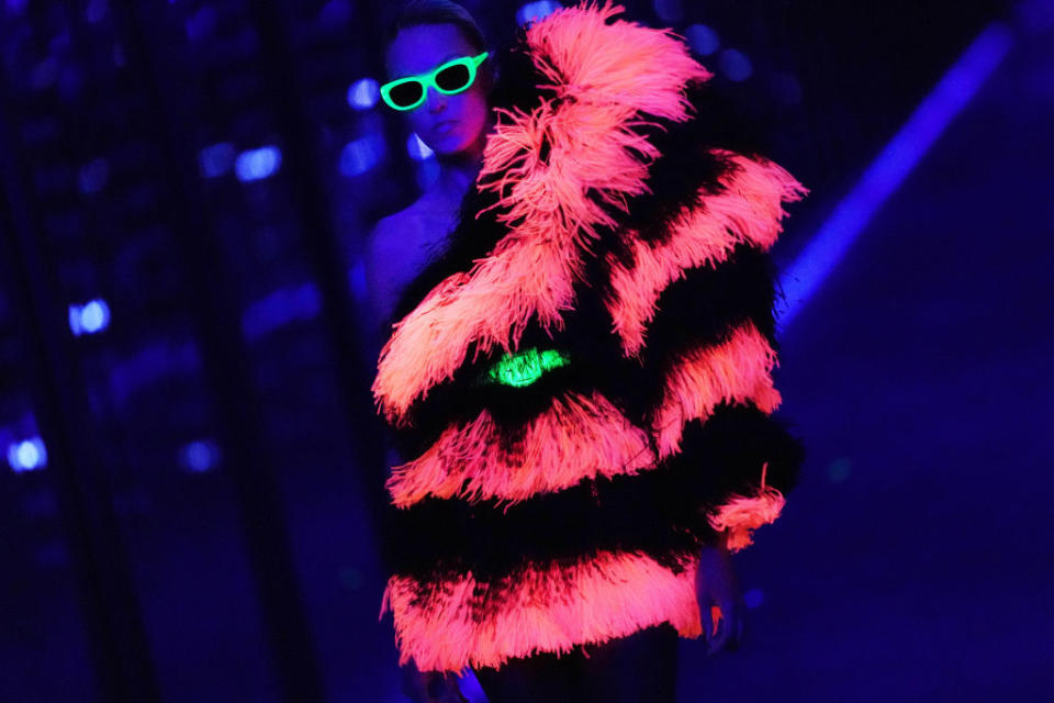 Bei Saint Laurent gab es fluoreszierende Kleidungsstücke zu bewundern. (Bild: Vittorio Zunino Celotto/Getty Images)