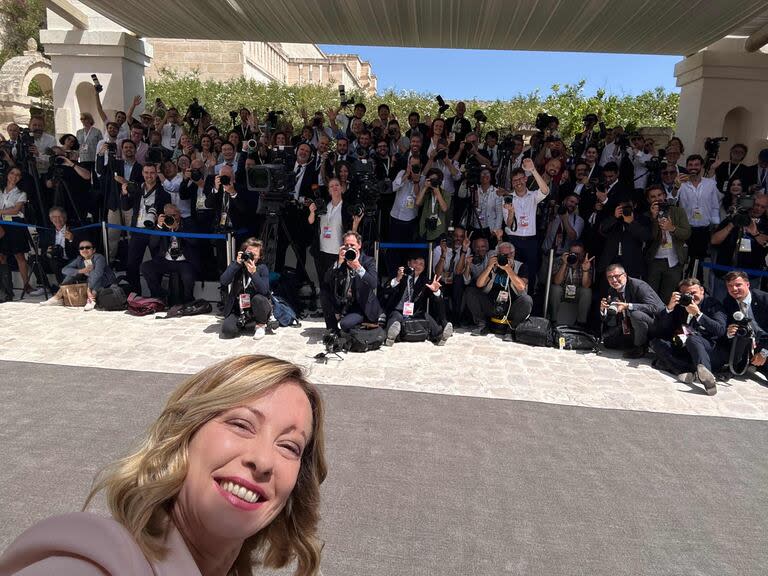 La primera ministra italiana, estrella de la cumbre del G7, se hace una selfie con la prensa internacional a sus espaldas