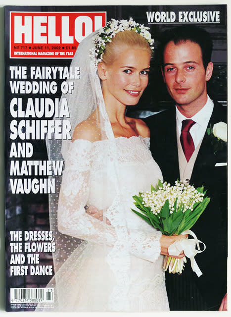 Une tenue de mariage très, très chère. Lorsque Claudia Schiffer épouse, en 2002, le producteur anglais Matthew Vaughn, tout le monde s’interroge sur le nom du couturier qui aura le privilège de dessiner sa robe de mariée. C’est finalement dans les ateliers de Valentino qu’elle est confectionnée. D’après le quotidien The Telegraph, cette création en dentelle, qui a nécessité 6 mois de travail, aurait couté 100.000 £ (environ 109.000 €). ©Couverture Hello Magazine