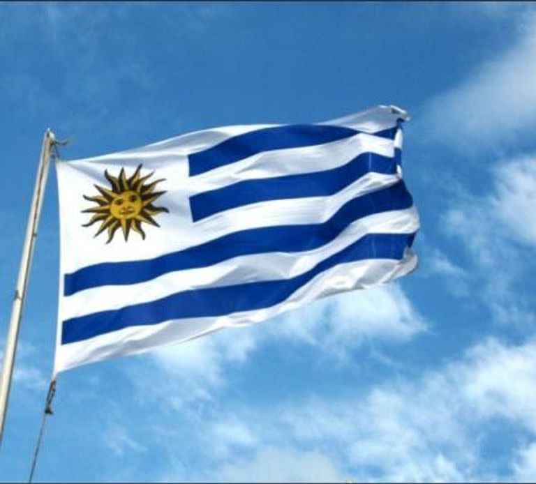 La bandera de Uruguay, que proclamó su independencia el 25 de agosto de 1825