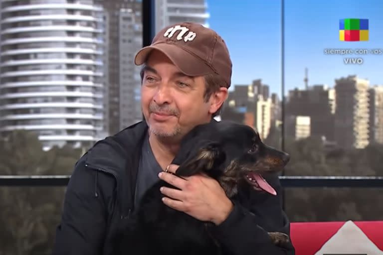 Ricardo Darín se presentó en Estamos a tiempo con un cachorro que encontró en la calle, al que bautizó Justiniano