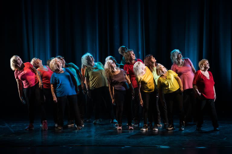 "Bailar, bailar" es el resultado de un trabajo de creación con vecinas mayores de 60 años de Villa Urquiza