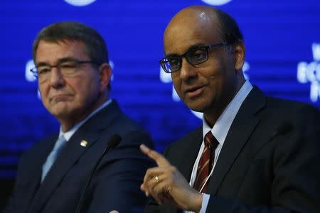 Singapore's Finance Minister Tharman Shanmugaratnam (R) and U.S. Secretary of Defence Ashton Carter attend the annual meeting of the World Economic Forum (WEF) in Davos, Switzerland January 22, 2016. REUTERS/Ruben Sprich