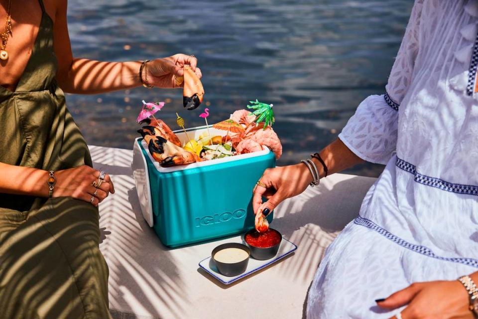 El sampler Cocktail Cooler, que se sirve dentro de una hielera de barco.