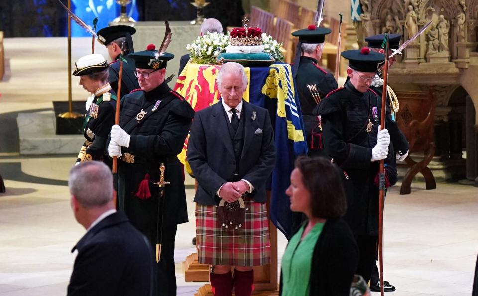 Britain's Queen Elizabeth II lies at Rest - Mourners