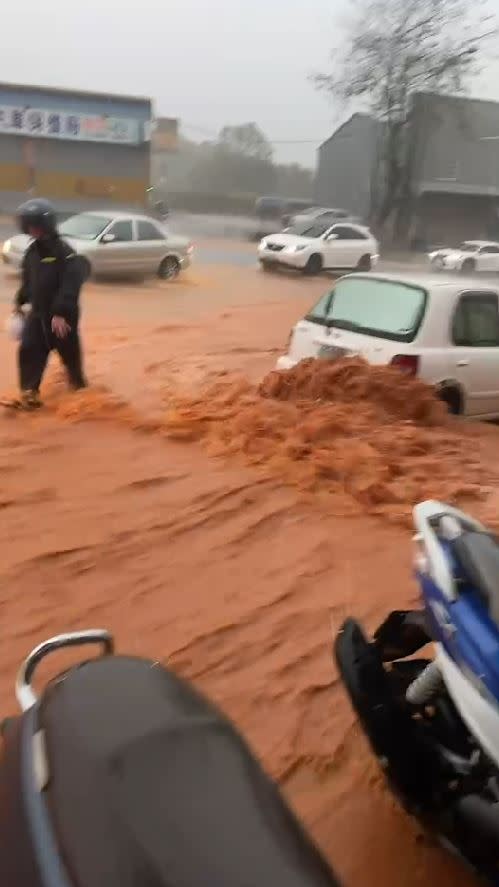 西屯路跟遊園北路積水嚴重，許多機車騎士乾脆棄車，改走路上班。(圖／翻攝畫面，下同)