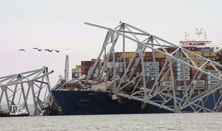 Un carguero está atrapado debajo de una parte de la estructura del puente Francis Scott Key después de que el barco chocó contra el puente el miércoles 27 de marzo de 2024 en Baltimore