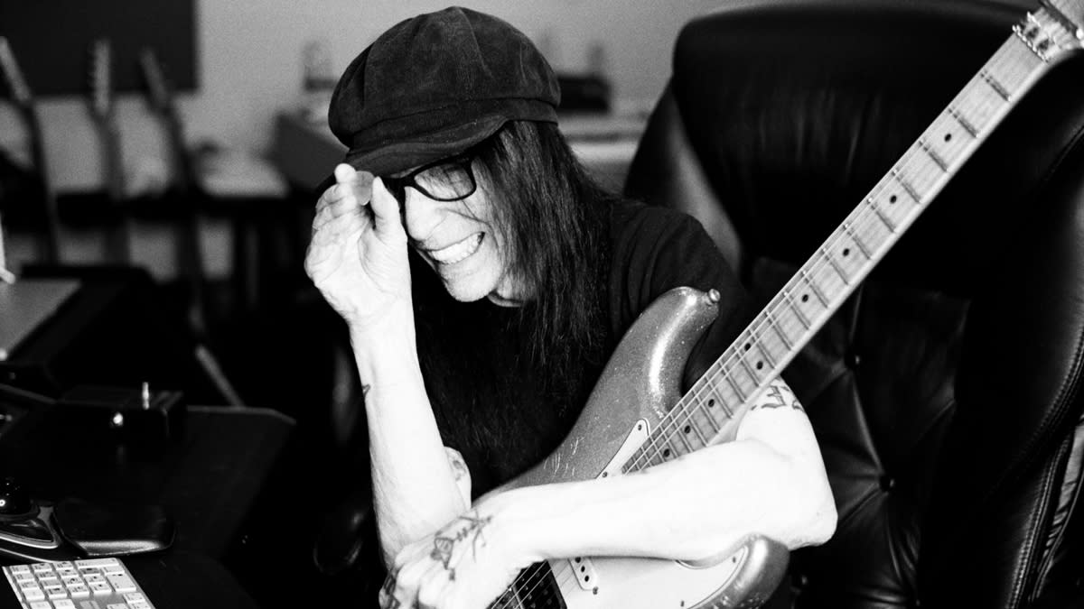  Mick Mars. 