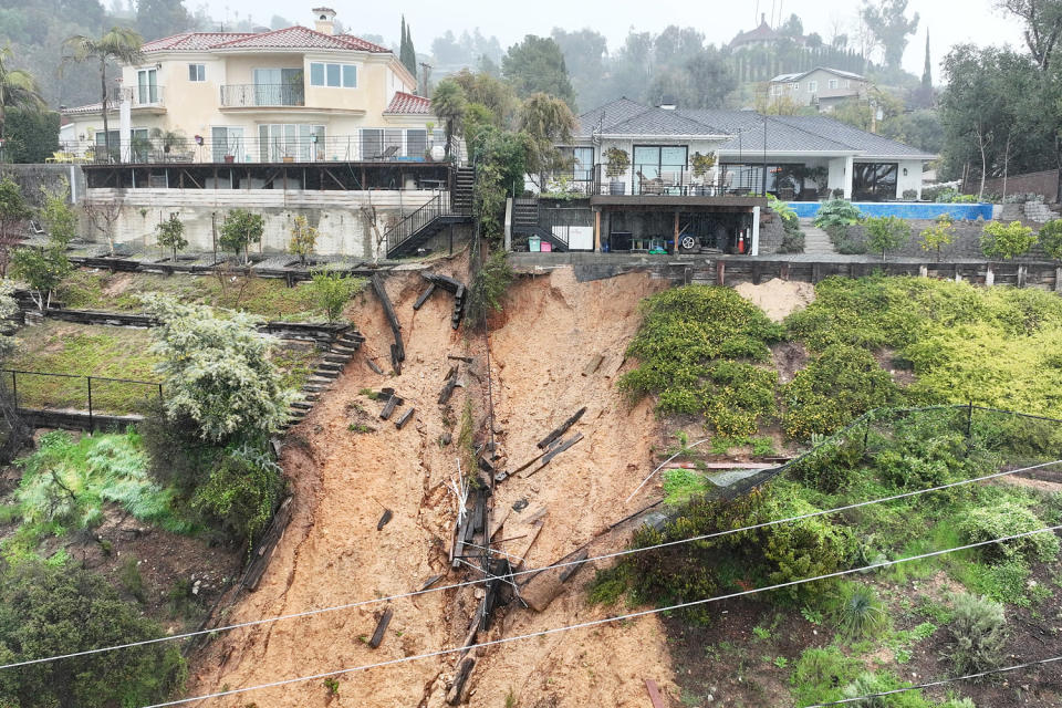Ζημιές από κατολίσθηση στο σπίτι κατά τη διάρκεια έντονων βροχών (Allen J. Schaben / Los Angeles Times μέσω του αρχείου Getty Images)