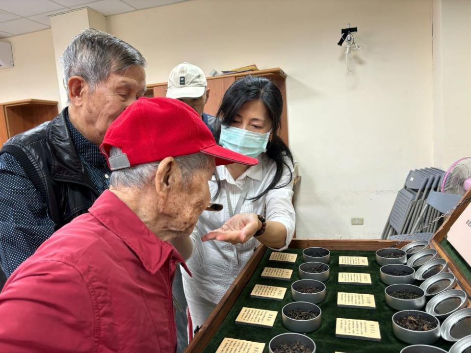 《圖說》坪林茶博館於板橋榮家邀請失智長輩體驗喫茶。〈板橋榮家提供〉