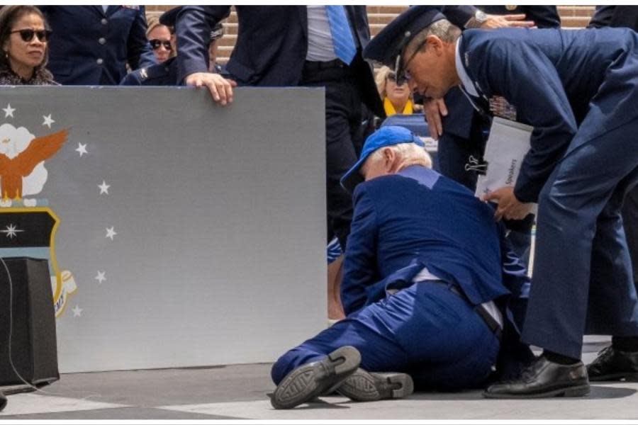 Joe Biden se cae durante ceremonia de graduación de las Fuerza Aérea de EEUU