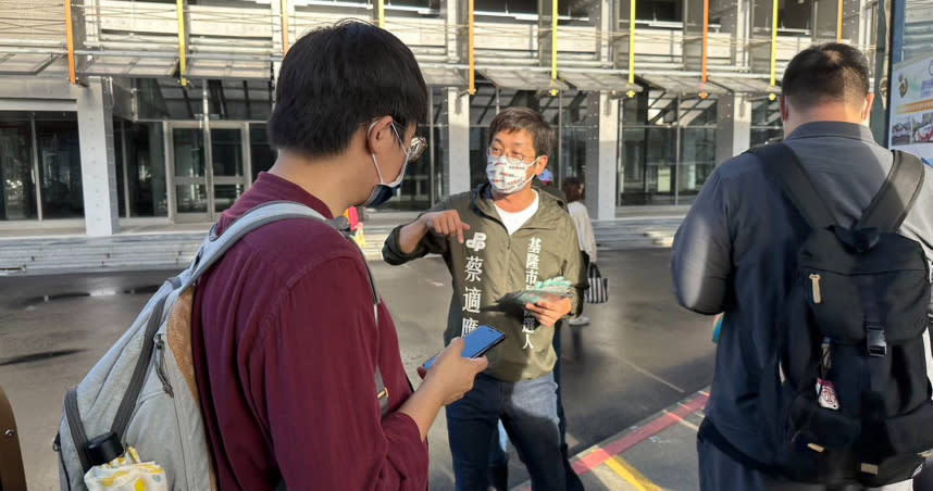 民進黨基隆市長候選人蔡適應今日一早前往國光客運基隆站和港西街客運站牌前，發送「北北基桃首都通1200吃到飽」政見文宣。（圖／蔡適應辦公室提供）