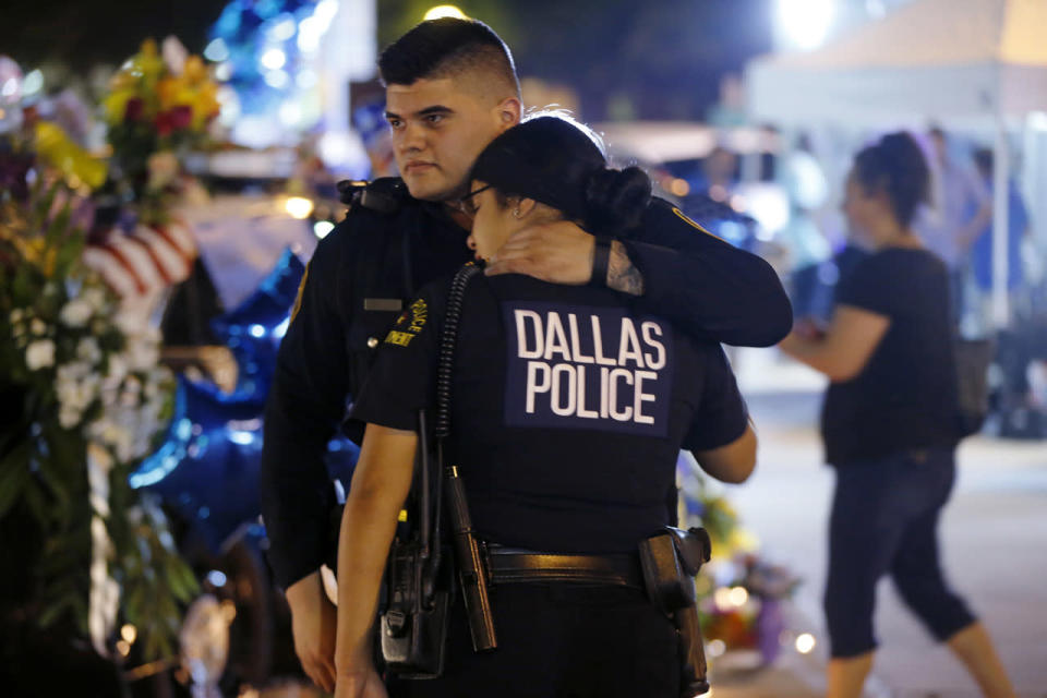 Dallas pays tribute to fallen officers