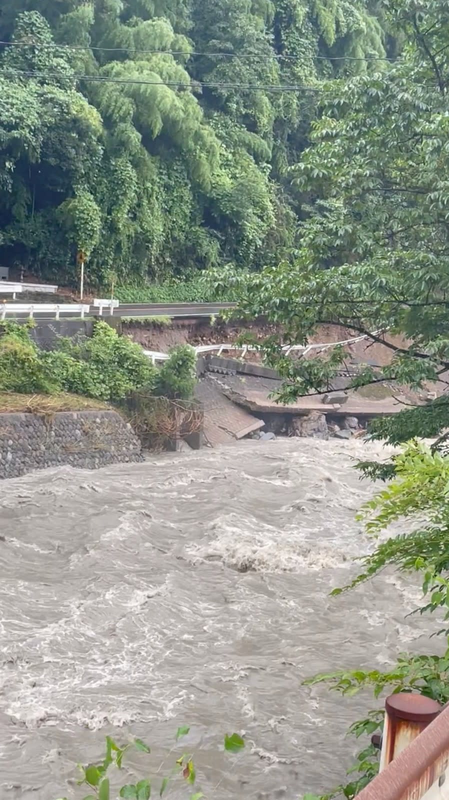 颱風蘭恩為鳥取縣帶來驚人雨量，當地河川暴漲，部分地區出現土石流災情。路透社