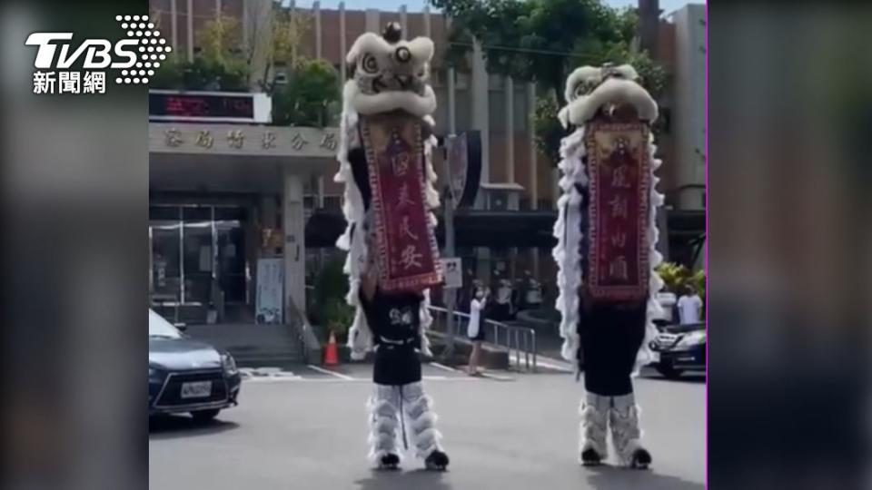 竹東幫派請陣頭跳白獅陣「祝賀」局長江建忠陞遷。（圖／TVBS）