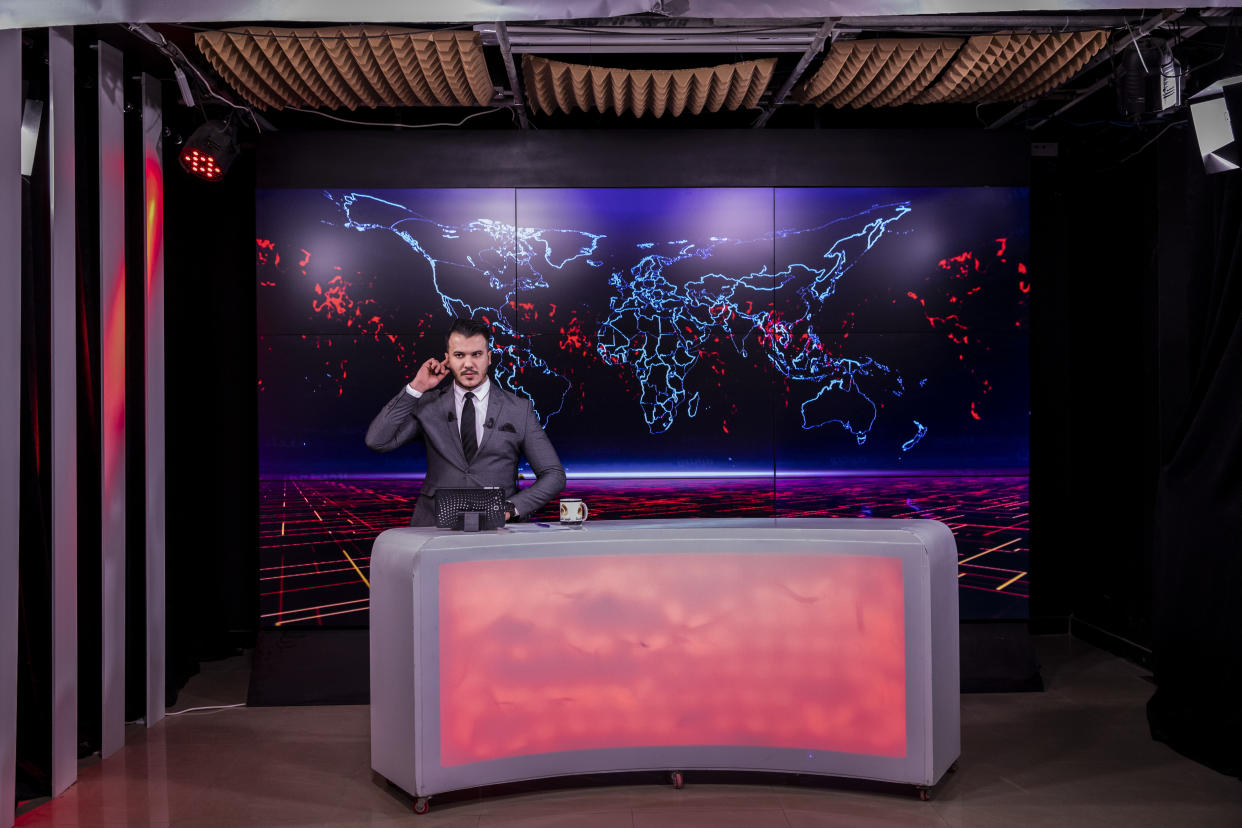 Una oficina provisional de Alhadath TV, el canal satelital de noticias patrocinado por el Estado, al este de Libia, en Bengasi, el 20 de enero de 2020. (Ivor Prickett/The New York Times)