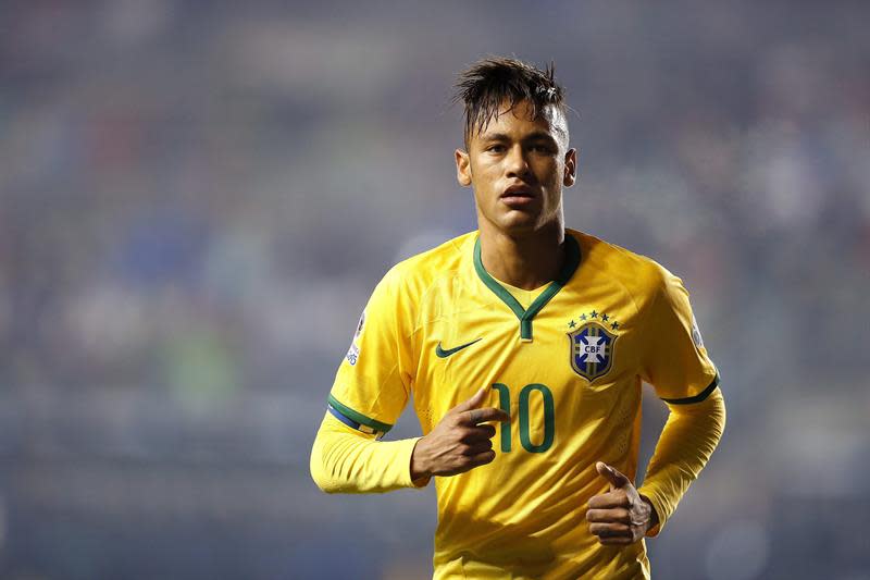 CA196. TEMUCO (CHILE), 14/06/2015.- El delantero brasileño Neymar jr. (i) durante el partido Brasil-Perú, del Grupo C de la Copa América de Chile 2015, en el Estadio Municipal Bicentenario Germán Becker de Temuco, Chile, hoy 14 de junio de 2015. EFE/Juan Carlos Romo