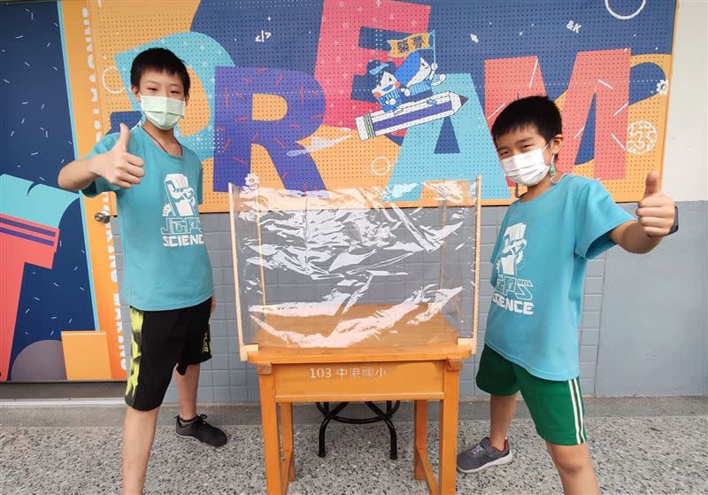 中港國小學生，以「露營」、「帳篷」為發想，設計露營風防疫隔板。（圖／新北教育局提供）