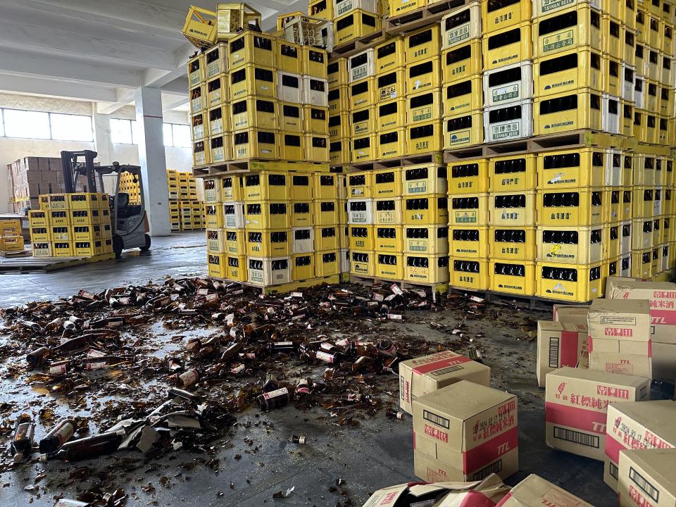 台灣菸酒公司花蓮酒廠損失慘重，各式料理米酒也破裂，至少打破1萬6千打，酒廠初估損失約1400多萬元。記者王思慧／攝影