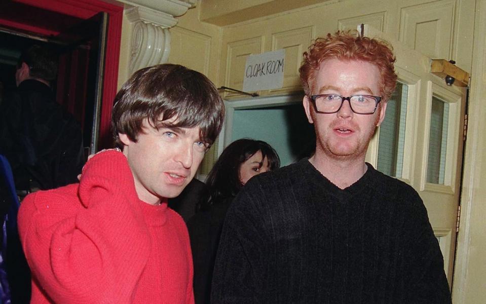 Oasis guitarist Noel Gallagher (left) and DJ Chris Evans at the Groucho Club in 1996 - Dave Benett/Getty Images