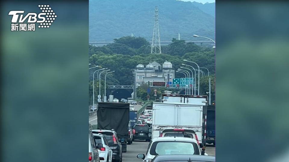 台76線東向30.9k八卦山隧道路今（21）中午12:03發生小貨車自撞事故（圖／記者爆料網）