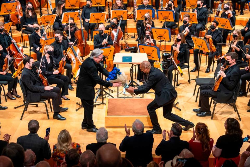 El director de orquesta Michael Tilson Thomas recibe un ramo de flores tras actuar en el New World Center el 6 de mayo de 2022. Tilson Thomas dejará de ser el director artístico de la New World Symphony debido a problemas de salud.