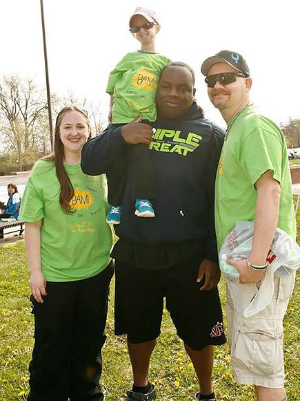 12-Year-Old with Rare Condition That Causes Rapid Aging Bonds With 334-Pound Weightlifter: 'She's Pulled Me Out of Rough Spots'| Real People Stories, The Daily Smile