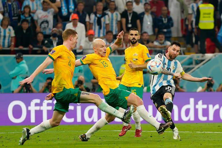 Gran jugada de Lionel Messi sobre el final del partido que disputan Argentina y Australia, por los octavos de final de la Copa del Mundo Qatar 2022 en el estadio Ahmed bin Ali, Umm Al Afaei, Qatar, el 4 de diciembre de 2022