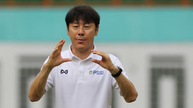 Manajer pelatih Timnas Indonesia, Shin Tae-yong, memberikan arahan saat latihan Timnas U-19 di Stadion Wibawa Mukti, Senin (13/1/2020). Pria asal Korsel ini menjadi supervisi untuk Timnas Indonesia senior, U-22, U-20, dan U-16. (Bola.com/M Iqbal Ichsan)