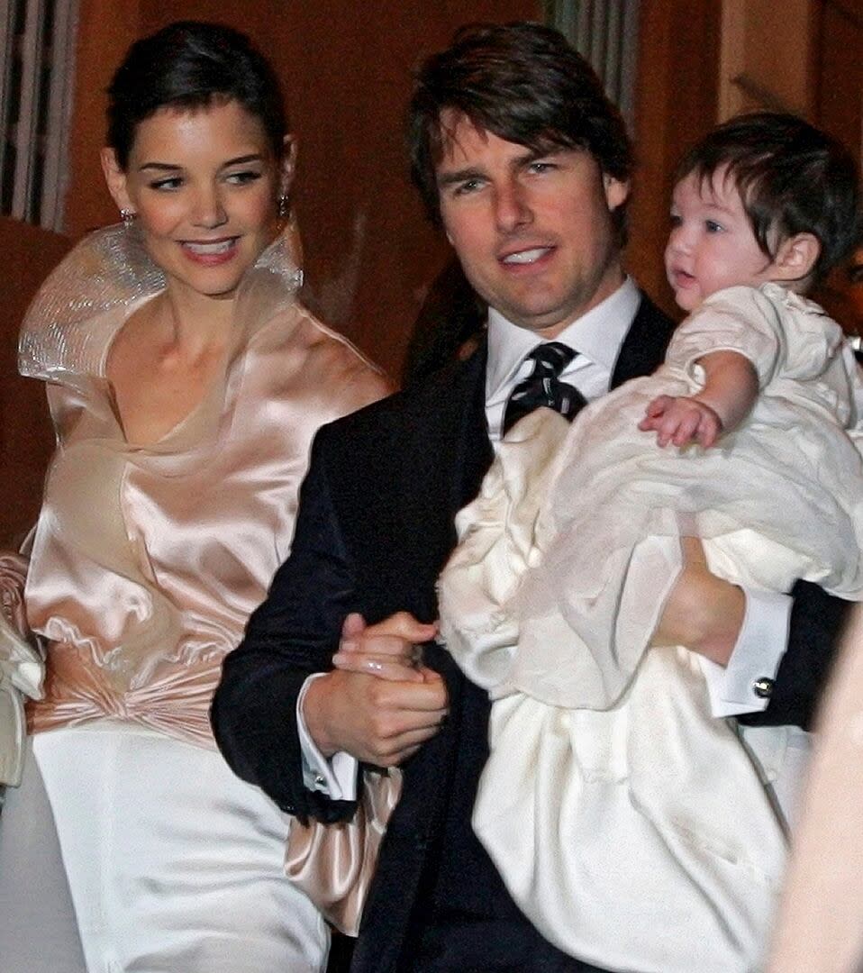 Una postal de Tom, Katie y Suri de 2006. La foto fue tomada cuando la familia llegaba a un restaurante en Roma un día antes del casamiento de la pareja. Los actores pasaron por el altar en un pequeño pueblito de Roma con una fiesta que incluyó gran cantidad de famosos y un contrato de confidencialidad