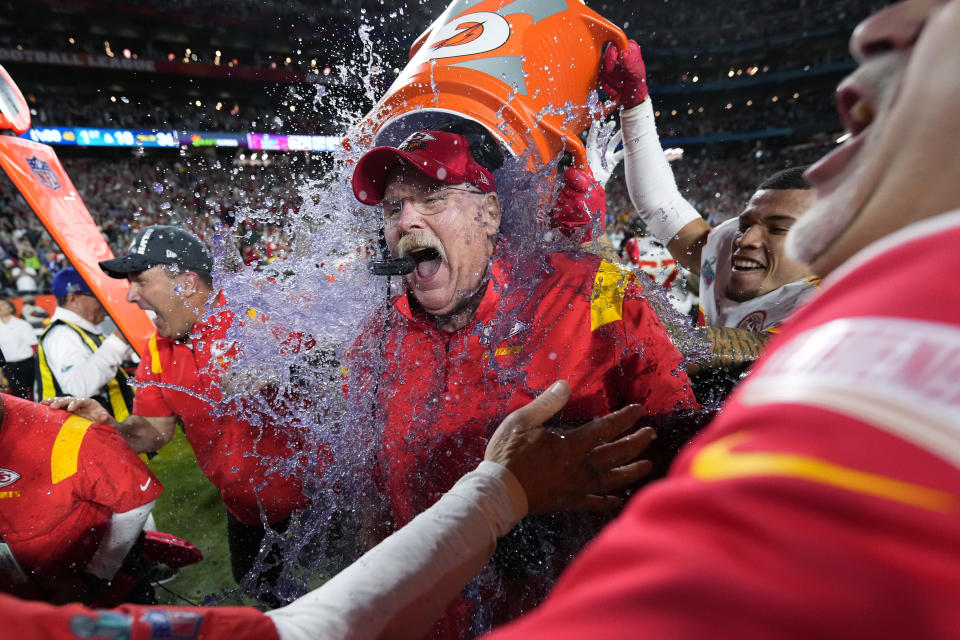 El entrenador Andy Reid de los Chiefs de Kansas City recibe un baño tras la victoria ante los Eagles de Filadelfia en el Super Bowl 57, el domingo 12 de febrero de 2023, en Glendale, Arizona. (AP Foto/Matt Slocum)