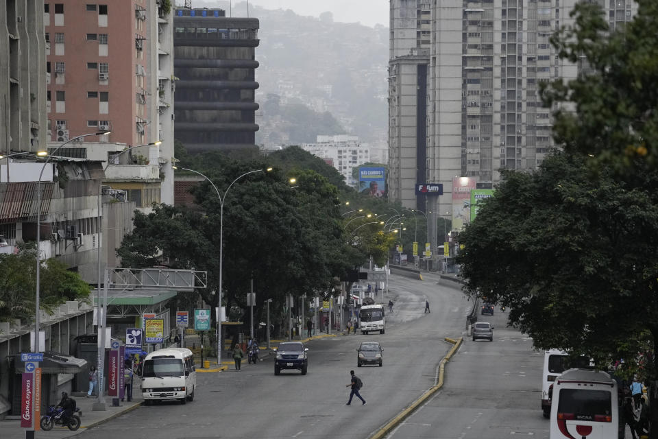 Un hombre cruza una avenida en Caracas, Venezuela, el lunes 29 de julio de 2024, un día después de las elecciones presidenciales. (AP Foto/Matías Delacroix)